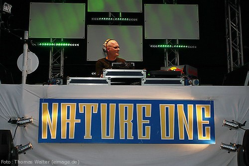 Tillmann Uhrmacher auf der Nature One 2006 am 05.08.2006 - img_6647.jpg - eimage.de - Event Fotos 