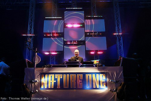 Tillmann Uhrmacher auf der Nature One 2006 am 05.08.2006 - img_6937.jpg - eimage.de - Event Fotos 