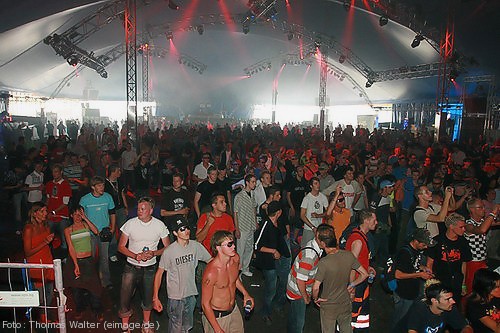 Nature One 2006 (Day Two) Raketenbasis Pydna bei Kastellaun am 05.08.2006 - img_6477.jpg - eimage.de - Event Fotos 